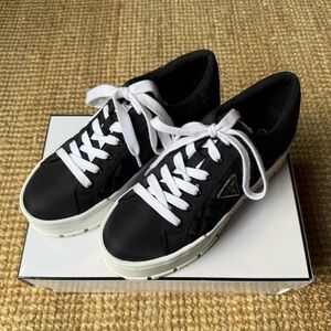 ⚜️ GUESS BRAND TESIE BLK QUILTED WHITE PLATFORM SHOE SIZE 8.5 NEW IN BOX ⚜️